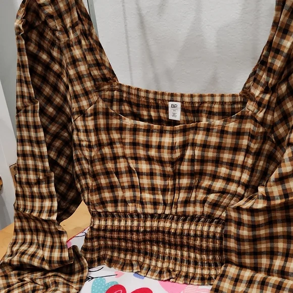 Black and tan plaid crop top with gathered long sleeves - Picture 2 of 6